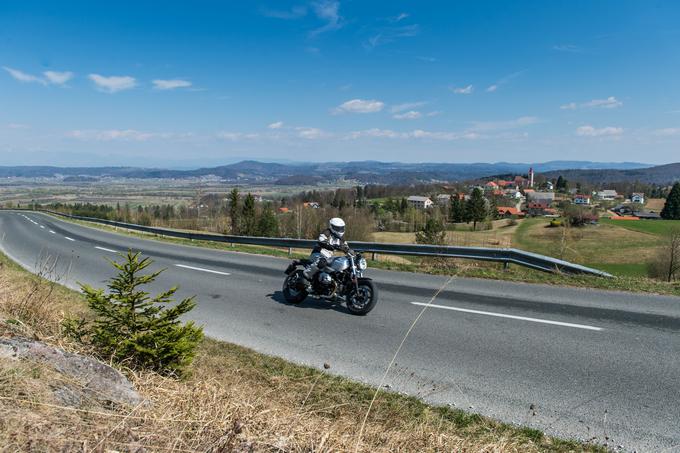 Ne prehitevaj življenja. Motorist za vedno! Agencija za varnost prometa želi pred glavno motoristično sezono, ki se je zaradi lepega vremena letos začela že zgodaj, tako motoriste kot vse preostale udeležence v prometu opozoriti na strpno in preudarno vožnjo ter na dodatno previdnost na cesti. Motoriste poziva k uporabi zaščitne opreme in čelade ter k razmeram na cesti prilagojeni hitrosti vožnje oziroma upoštevanju omejitev hitrosti. | Foto: Klemen Korenjak