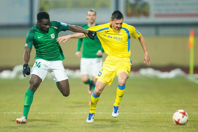 Andraž Kirm (na fotografjii poleg njega Mitch Apau) je premagal nekdanjega delodajalca. | Foto: Žiga Zupan/Sportida