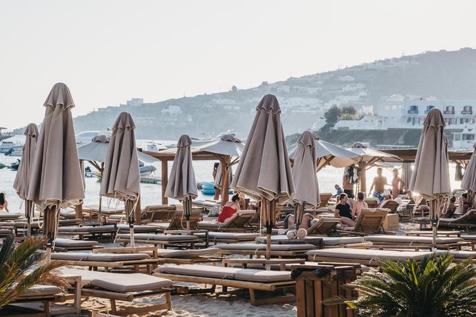 plaža Grčija, ležalniki | Zakon pravi, da sme biti prva vrsta ležalnikov od morja oddaljena vsaj štiri metre, številni gostinci in hotelirji pa tega ne upoštevajo. | Foto Gulliverimage