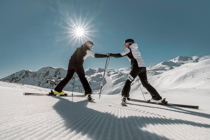 Smučanje je lahko velika zabava za mlajše in starejše smučarje. | Foto: Elan Media