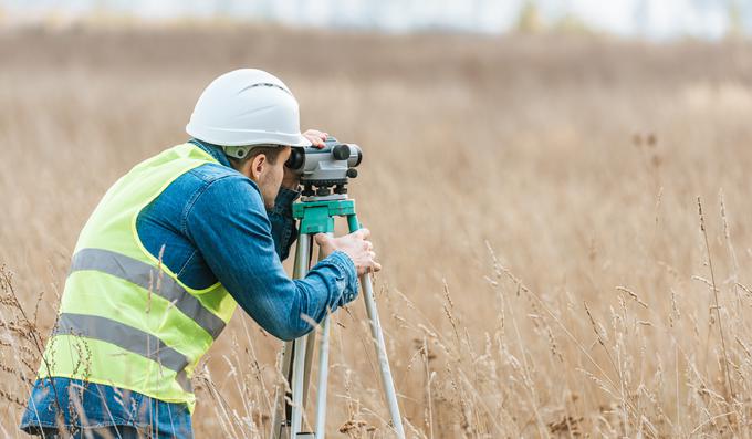 Imeti urejene meje in dober odnos s sosedi sta ključa za mirno sobivanje z drugimi. Pri vas ni tako? Posvetujte se s Pravnikom na dlani o svojih možnostih – telefonsko pravno svetovanje, dosegljivi vsak delovnik med 8. in 20. uro.  | Foto: 12MEDIA D.O.O.