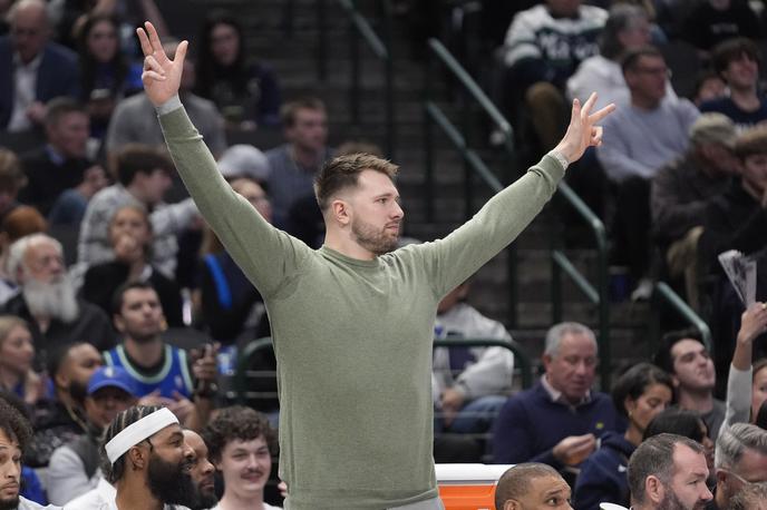 Luka Dončić | Luka Dončić je svoje soigralce spremljal s klopi in navijal. | Foto Guliverimage