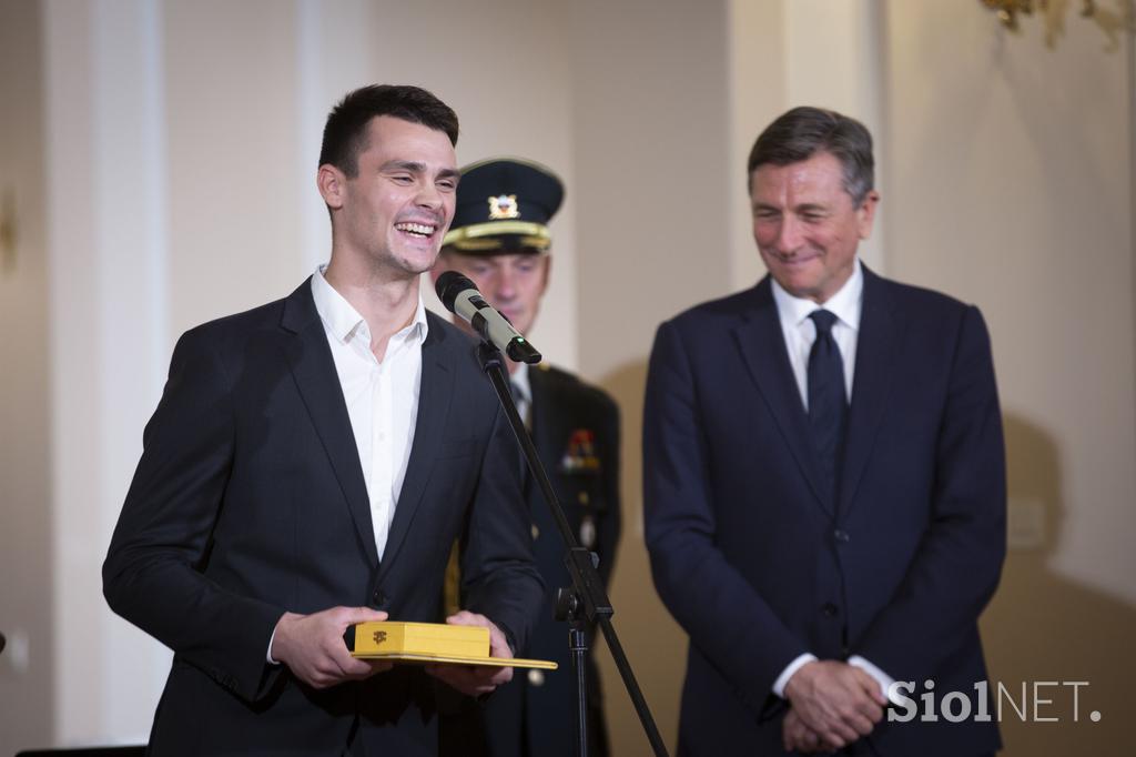 Predsednik Republike Slovenije Borut Pahor je na posebni slovesnosti v predsedniški palači vročil državna odlikovanja, ki so jih prejeli vrhunski športniki Alenka Artnik, Tim Gajser, Tadej Pogačar in Urška Žolnir Jugovar.