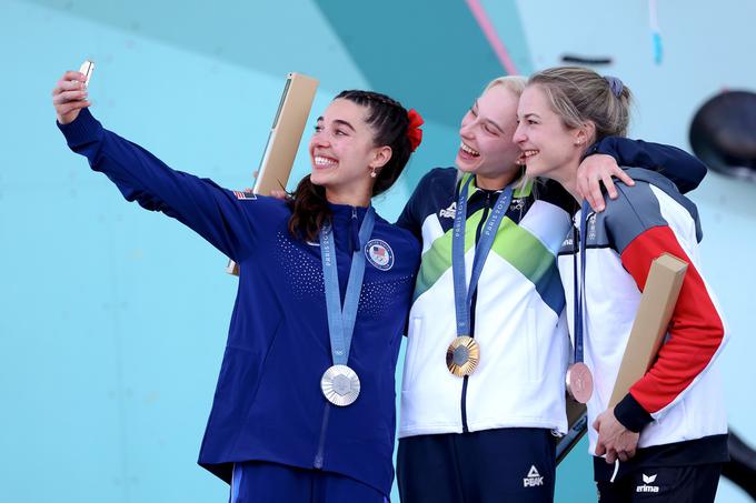 Dobitnica zlate medalje Janja Garnbret iz slovenske ekipe (v sredini), dobitnica srebrne medalje Brooke Raboutou iz ekipe ZDA (levo) in dobitnica bronaste medalje Jessica Pilz iz avstrijske ekipe (desno) pri ustvarjanju selfija s telefonom Samsung Galaxy Z Flip6 Olympic Edition med podelitvijo medalj v športnem plezanju po finalu ženskega balvanskega in težavnostnega plezanja na petnajsti dan olimpijskih iger Pariz 2024 v športnem plezališču Le Bourget 10. avgusta 2024 v Parizu v Franciji. | Foto: Michael Reaves / Getty Images