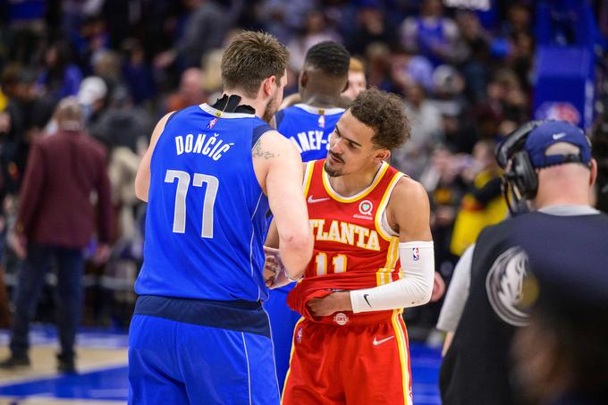 Pozdrav velikih znancev in rivalov, Luke Dončića in Traeja Younga, ki se ni izkazal z natančnostjo meta iz igre. | Foto: Reuters