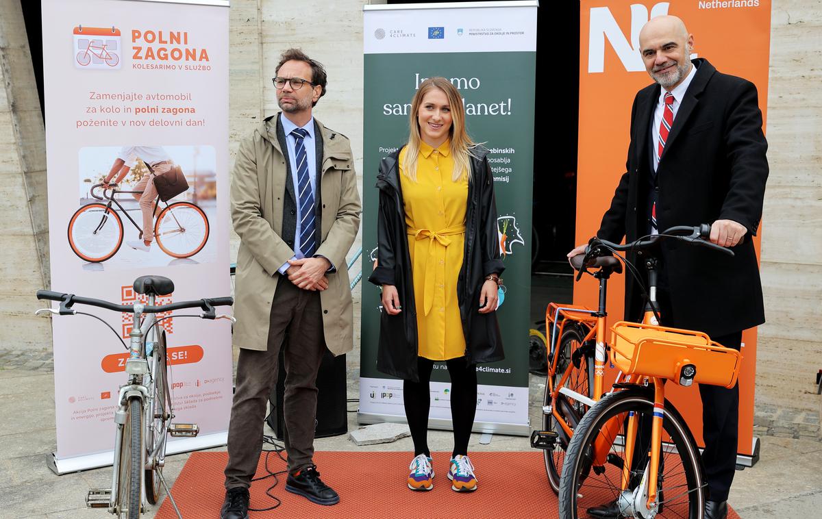 Pobuda za kolesarjenje | Nizozemski veleposlanik v Sloveniji Johan Verboom je poudaril, da imata Slovenija in Nizozemska veliko podobnosti, med drugim tudi vrhunske uspehe na področju športnega kolesarjenja. (Na fotografiji državni sekretar na ministrstvu za okolje, podnebje in energijo Uroš Vajgl, Nela Halilović iz Inštituta za politike prostora ter nizozemski veleposlanik Johan Verboom.) | Foto STA