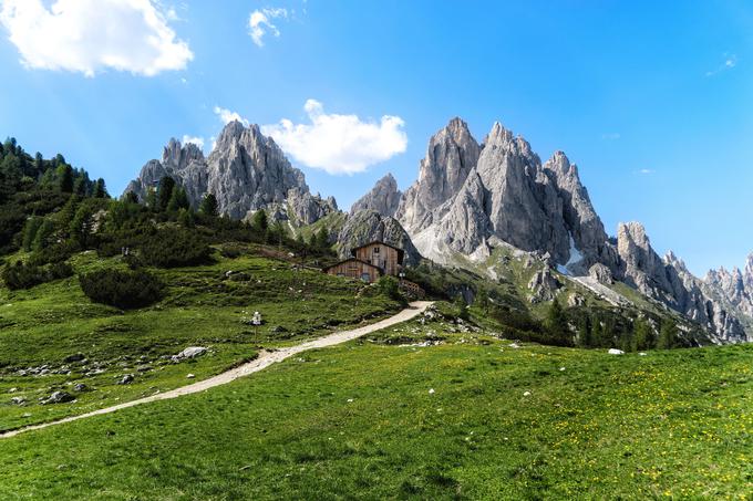 Koča Citta di Carpi v gorah za jezerom Misurina. | 18 mm, f/3.5, ISO-100, 1/1000 sekunde | Foto: Peter Susič