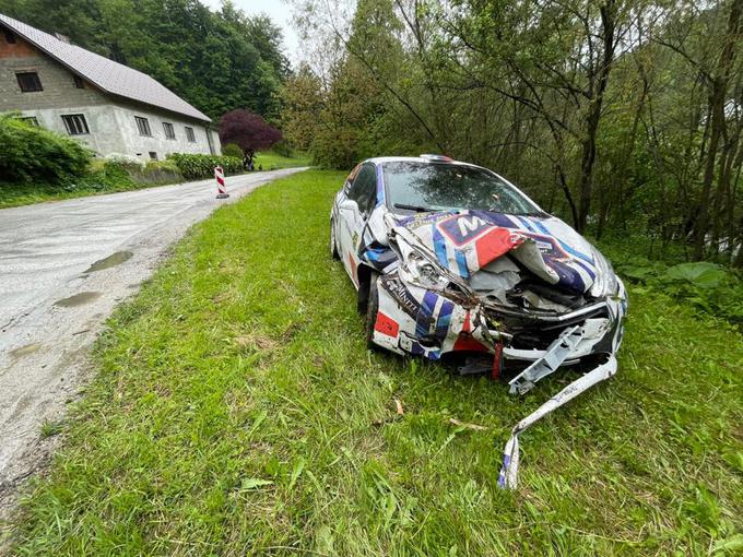 Nesrečen začetek sezone za državna prvaka v diviziji II Simona Mlinarja in Erika Bizjaka (peugeot 208 R2). | Foto: Gregor Pavšič