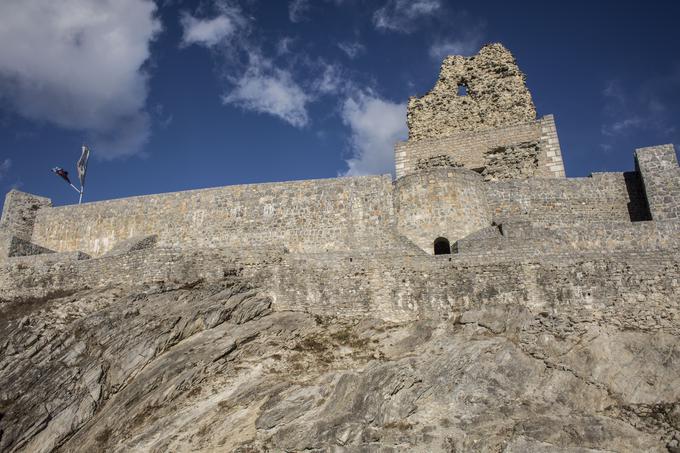 Na gradu že dolgo potekajo raziskave. V njegovem obnovitvenem načrtu je predvidena tudi postavitev razglednega stolpa, ki naj bi bil po strokovnih predvidevanjih visok 30 metrov. | Foto: Matej Leskovšek