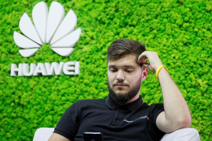 Huawei je na račun močne prodaje predvsem v Evropi, kjer velja za eno najbolj priljubljenih znamk, septembra lani celo prehitel Apple in se zavihtel na drugo mesto največjih proizvajalcev pametnih telefonov na svetu. Trenutno je znova tretji, saj je Apple nekaj prednosti pridobil s prodajno uspešnico iPhone X. Kliknite na fotografijo za članek o boju na vrhu seznama največjih znamk pametnih telefonov.  | Foto: Reuters