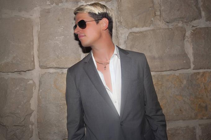 Milo Yiannopoulos (bolj znan samo kot Milo) je bil leta 2016 nekakšen pop zvezdnik gibanja Alt-right. Za levico je bil nenavaden in težaven nasprotnik, saj je bil popolno nasprotje tega, kakšen naj bi bil pripadnik skrajne desnice. Milo je namreč delno judovskega rodu in odkrit homoseksualec, ki je rad govoričil o tem, kako je mahnjen na temnopolte moške. Milo je goreč nasprotnik priseljevanja muslimanov v zahodne države. Svojo istospolno usmerjenost je pred volitvami leta 2016 spretno uporabil kot orožje proti levici, saj ji je očital, da podpira islam, čeprav je ta homofobno usmerjen. | Foto: Guliverimage/Vladimir Fedorenko