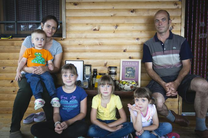 Otrokom je ruska kultura všeč, kar veseli tudi Julijo, ki jih zato uči tudi malo ruščine. | Foto: Bojan Puhek