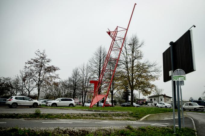 Jambore z rdečo zvezdo, ki so nekoč stali na križiščih mestnih vpadnic, so kot del ureditve Poti spominov in tovarištva postavili sredi 80. let prejšnjega stoletja. Tako kot celotna POT, kot se imenuje danes, so simbol svobode, solidarnosti in poguma. Jambor, ki spet stoji na Tržaški cesti. | Foto: Ana Kovač