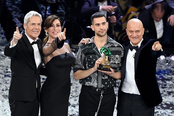 Sanremo 2019 | Na letošnjem glasbenem festivalu v Sanremu je slavil mladi raper Mahmood (tretji z leve). Festival so letos vodili glasbenik Claudio Baglioni (prvi z leve), igralka Virginia Raffaele in igralec Claudio Bisio (zadnji z leve). | Foto Getty Images