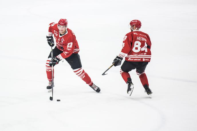 Andrej Hebar (desno) HDD Jesenice HK Olimpija | Jeseničani so v zadnjih dneh vknjižili dve zmagi. Najprej so z 2:0 premagali Gardeno, nato s 4:0 še Zell am See. | Foto Peter Podobnik/Sportida