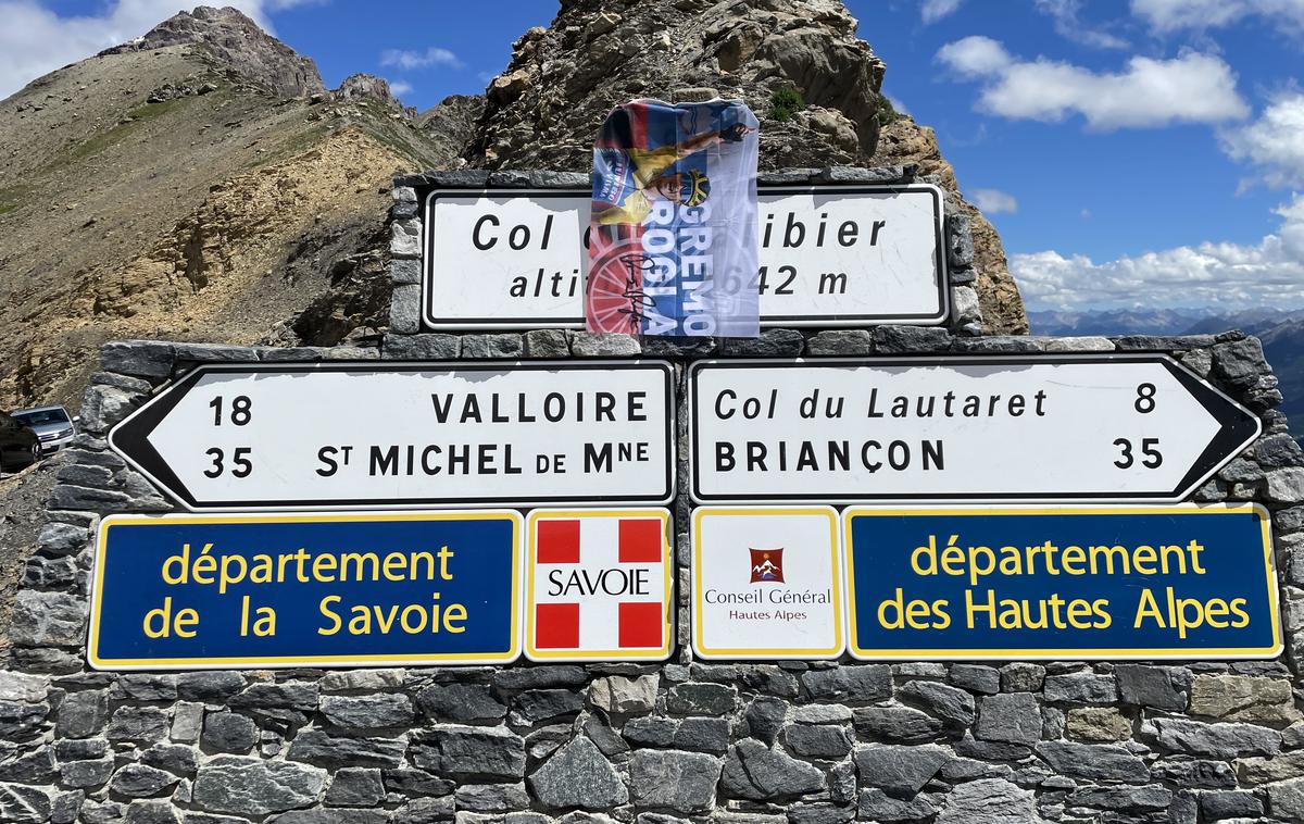 Col du Galibier | Točka na vrhu prelaza Col du Galibier, kjer je kolesarska Dirka po Franciji potekala že pred 110 leti. Danes je pravi romarski kraj zaljubljencev v kolesarjenje. | Foto Gregor Pavšič