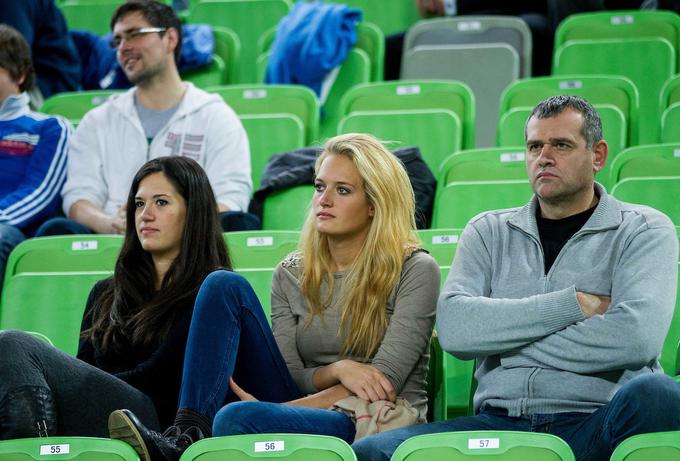 Tako je ujel objektiv Slavka Kotnika pred desetimi leti na tekmi lige ABA med Olimpijo in Zadrom, ko je spremljal srečanje v družbi hčerk, nekdanje slovenske košarkarske reprezentantke Katje Kotnik in odbojkarice na mivki Tjaše Kotnik. | Foto: Vid Ponikvar