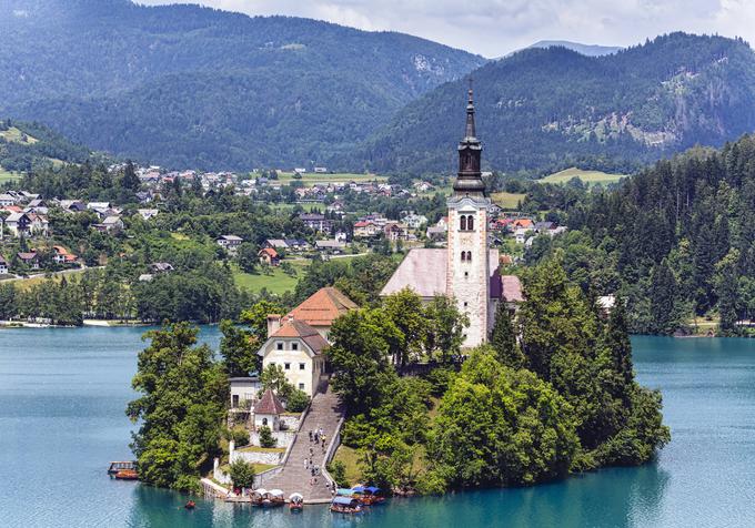 Glede besede za cerkev je Evropa večinoma razdeljena na dve polovici: romanski jeziki ter ohranjeni jeziki ljudstev, ki so živela na ozemlju rimskega imperija v času njegovega obstoja (grščina, baskovščina, valižanščina in albanščina), so besedo za cerkev izpeljali iz latinske besede ecclesia, ta pa korenini v grški besedi ekklesia. Med romanskimi jeziki je izjema romunščina, v kateri je cerkev biserica (izpeljano iz latinske besede basilica oziroma grške besede basilike). Germanski jeziki in večina slovanskih jezikov pa so besedo za cerkev izpeljali iz grške besede kyriakon (cerkev, kirche, kirk, church ...). | Foto: Guliverimage/Vladimir Fedorenko