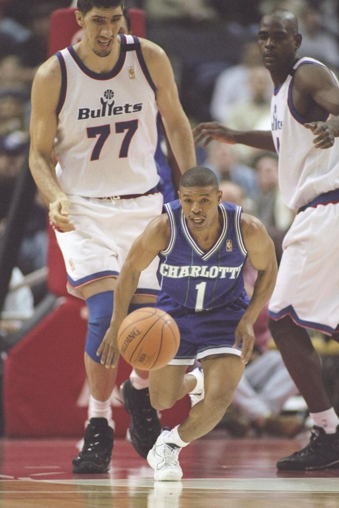 Najvišji in najmanjši v zgodovini: Muresan (231 cm) in Muggsy Bogues (160 cm) | Foto: Getty Images