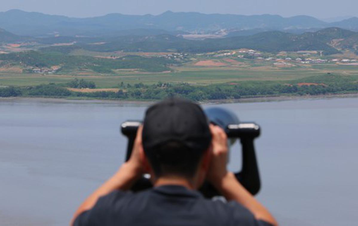 Severna Koreja | Pjongjang gradi zid v času zaostrovanja napetosti med državama s čezmejnim pošiljanjem balonov, nameščanjem zvočnikov na obmejno območje in z nedovoljenimi prestopi meje severnokorejskih vojakov. | Foto Profimedia