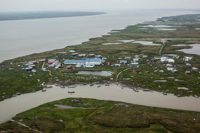 Gradnja na permafrostu oziroma na tleh, pod katerimi je permafrost, velja za zelo zahtevno. V zakup je namreč treba vzeti dejstvo, da lahko kakršen koli vir toplote povzroči odtajanje permafrosta, posledica tega pa je lahko pogrezanje, poškodovanje ali celo uničenje poslopja.  | Foto: Getty Images