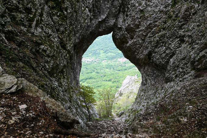 Največja znamenitost na Poti po robu je naravno okno – Otliško okno. | Foto: Matej Podgoršek