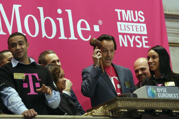 Legere živi na obeh koncih ZDA - na vzhodni obali ima stanovanje v New Yorku, na zahodni pa v kraju Bellevue v zvezni državi Washington, kjer je tudi sedež podjetja T-Mobile. Med domovoma se redno seli, kot pravi, pa vedno živi po vzhodnem (newyorškem) času, ker ga zanima dogajanje na borzi Wall Street (na fotografiji). | Foto: Reuters