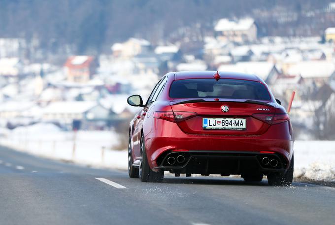 Različica quadrifoglio se od običajne giulie razlikuje po drugačnih odbijačih, štirih zaključkih izpušne cevi, difuzorju, karbonskih spojlerih, velikih kolesih ... Na cesti deluje bolj teatralno od večine tekmecev. | Foto: Gregor Pavšič