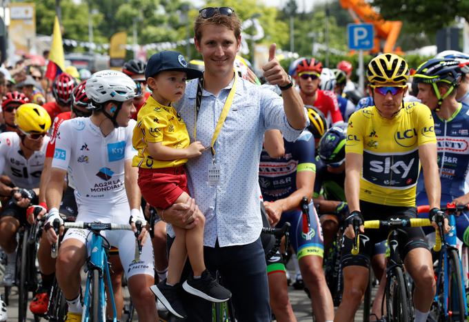 Andy Schleck se je upokojil leta 2014, takole pa je obiskal tekmovalce na Touru leta 2017, ko je rumeno majico v Pariz pripeljal Chris Froome. | Foto: Reuters