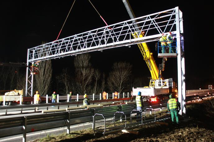 Na poti do večje pretočnosti avtocest: Postavljena prva dva portala elektronskega cestninjenja | Foto GVO