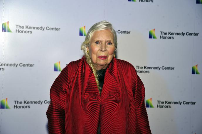 Joni Mitchell | Po več kot 20 letih je imela večji nastop junija lani, potem ko se je ponovno naučila hoditi, govoriti in igrati kitaro. | Foto Guliverimage