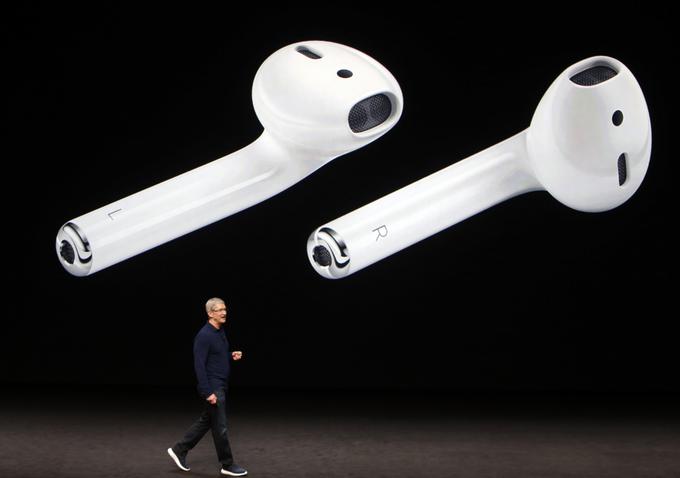 To so Applove nove brezžične slušalke AirPods, ki jih bo mogoče kupiti ob iPhonu 7. Apple zagotavlja, da bo kakovost zvoka odlična in verjetno bo res tako, a te slušalke so še ena stvar, ki ji je treba polniti baterijo. Pri ožičenih se na to ni treba spomniti.  | Foto: 