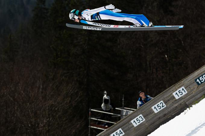 Peter Prevc se približuje ciljni črti. | Foto: www.alesfevzer.com