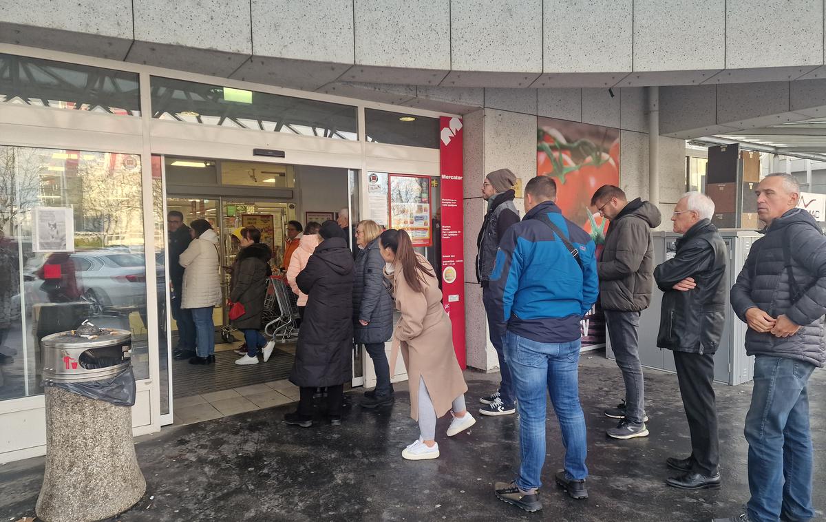 M Tehnika | Kot smo izvedeli, so kupci v največji meri kupovali izdelke bele tehnike, male gospodinjske aparate in televizijske sprejemnike. Fotografija je nastala v poslovalnici v ljubljanskih Črnučah. | Foto bralka