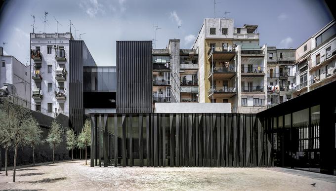 Knjižnica Sant Antoni-Joan Oliver, center za upokojence in vrtovi Cándida Pérez, Barcelona, Španija | Foto: Hisao Suzuki