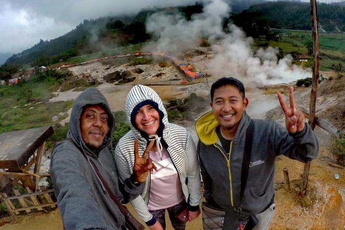 Naša sogovornica med obiskom vulkanskega območja Dieng, kjer je več deset ognjeniških kraterjev in precej geotermalnih vrelcev. Indonezija je sicer z (aktivnimi) ognjeniki ena od najgosteje posejanih držav na svetu.  | Foto: Nina Kos / Osebni arhiv