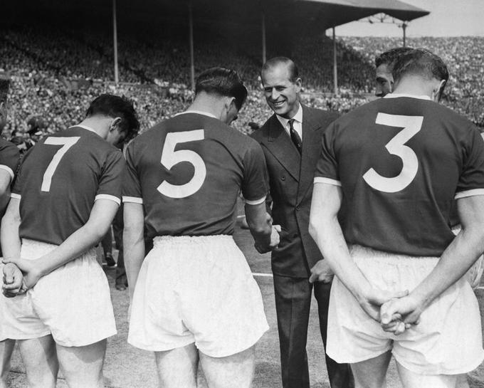 Princ Filip leta 1958 med srečanjem z nogometaši Manchester Uniteda na nogometnem štadionu Wembley. | Foto: Guliverimage/Vladimir Fedorenko