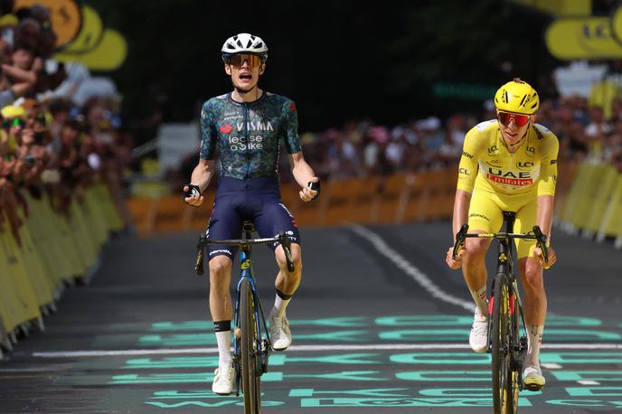 Jonas Vinegaard, Tadej Pogačar, TDF 2024, 11. etapa | Jonas Vinegaard je v ciljnem sprintu šele druge gorske etape letošnjega Toura premagal Tadeja Pogačarja in Slovencu poslal grozeče sporočilo pred najtežjimi etapami dirke.  | Foto Reuters