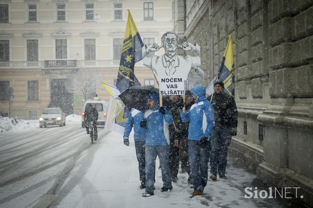 protest policistov pred vlado