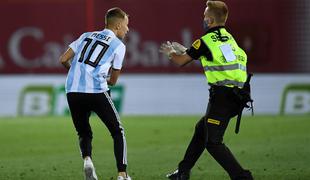 Kako je to mogoče? Navijač vdrl na stadion brez navijačev ... #video