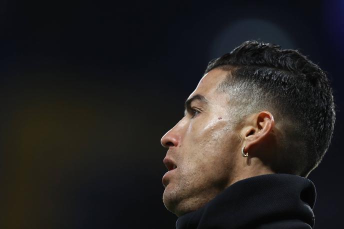 Cristiano Ronaldo | Cristiano Ronaldo se strinja z zapisom navijača, da bi si zaslužil (naj)višje mesto v izboru za zlato žogo, ki jo je letos prejel Lionel Messi. | Foto Guliverimage