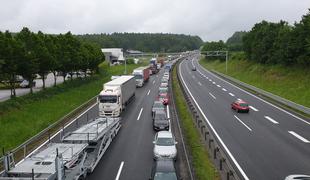 Vzrok zaprtja Dolenjke: Avstrijec divjal z jaguarjem in pristal na strehi #foto #video