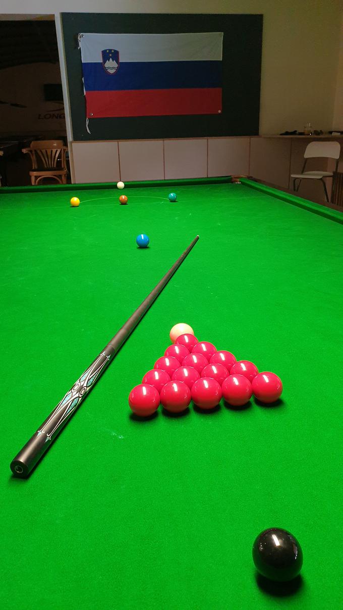 Takšna je pravilna začetna postavitev krogel pri snookerju. So manjše, palica je drugačna, miza je veliko večja in žepi na njej manjši, zato snooker od igralca zahteva izjemno natančnost. | Foto: Metka Prezelj