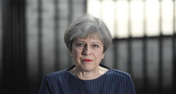 Theresa May je v svojih govorih in javnih nastopih, potem ko je lani postala premierka, poudarjala družbeno pravičnost in zagovarjala tako imenovano delitveno družbo. A ji zdaj zaradi vsebine strankarskega predvolilnega programa politični nasprotniki očitajo zgledovanje po nekdanji konservativni premierki Margaret Thatcher. | Foto: Reuters