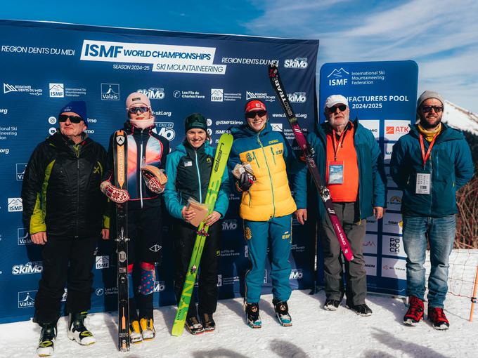 Klara Velepec (na sredini z Elanovimi smučmi) je v močni konkurenci ugnala drugouvrščeno Norvežanko Elise Hjelset Andersen in Španko Laio Selles Sanchez na tretjem mestu. | Foto: ISMF