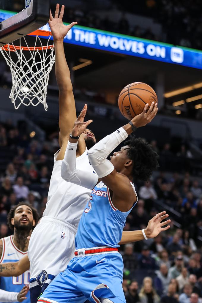 Dvajsetletni De'Aaron Fox je bil v noči na ponedeljek prvi junak Sacramenta ob zmagi v Dallasu, dan pozneje pa je proti Minnesoti ostal brez točke in asistence. | Foto: Reuters