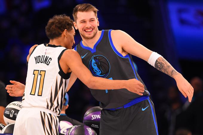 Luka Dončić in Trae Young sta stkala veliko prijateljstvo. Če bi Dončić postal najboljši novinec sezone, bi bil prvi Evropejec po Pauju Gasolu z omenjenim priznanjem. | Foto: Gulliver/Getty Images