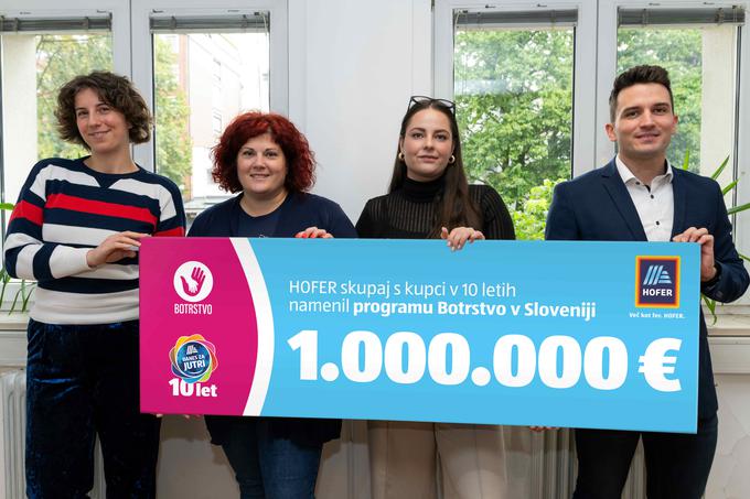 Podjetje HOFER že vrsto let tesno sodeluje s programom Botrstvo v Sloveniji, ki ga vodi Zveza Anita Ogulin & ZPM. V tem času so skupaj z zvestimi kupci programu namenili več kot milijon evrov, kar je omogočilo številne projekte za podporo otrok in mladostnikov iz socialno ogroženih družin.  | Foto: HOFER