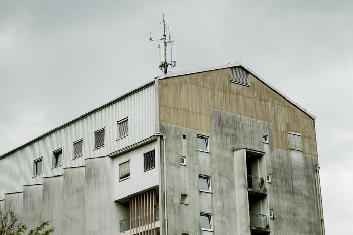 Radio Student | Radio Študent danes deluje v 6. in 7. nadstropju bloka XIV v študentskem naselju v Rožni dolini, oddajati pa so začeli v kletnih prostorih bloka VIII. | Foto Ana Kovač