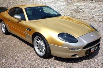 V zlato oblečen Aston Martin DB7